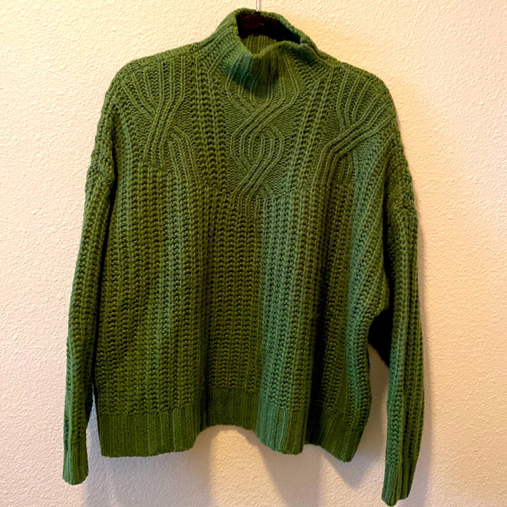 Aerie size medium Kelly green mock neck long sleeve cable knit cropped sweater